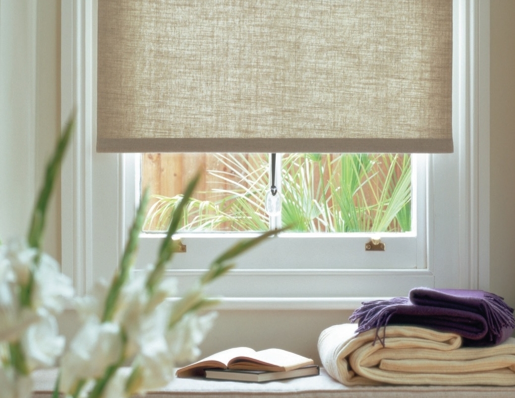 Natural linen roller blind